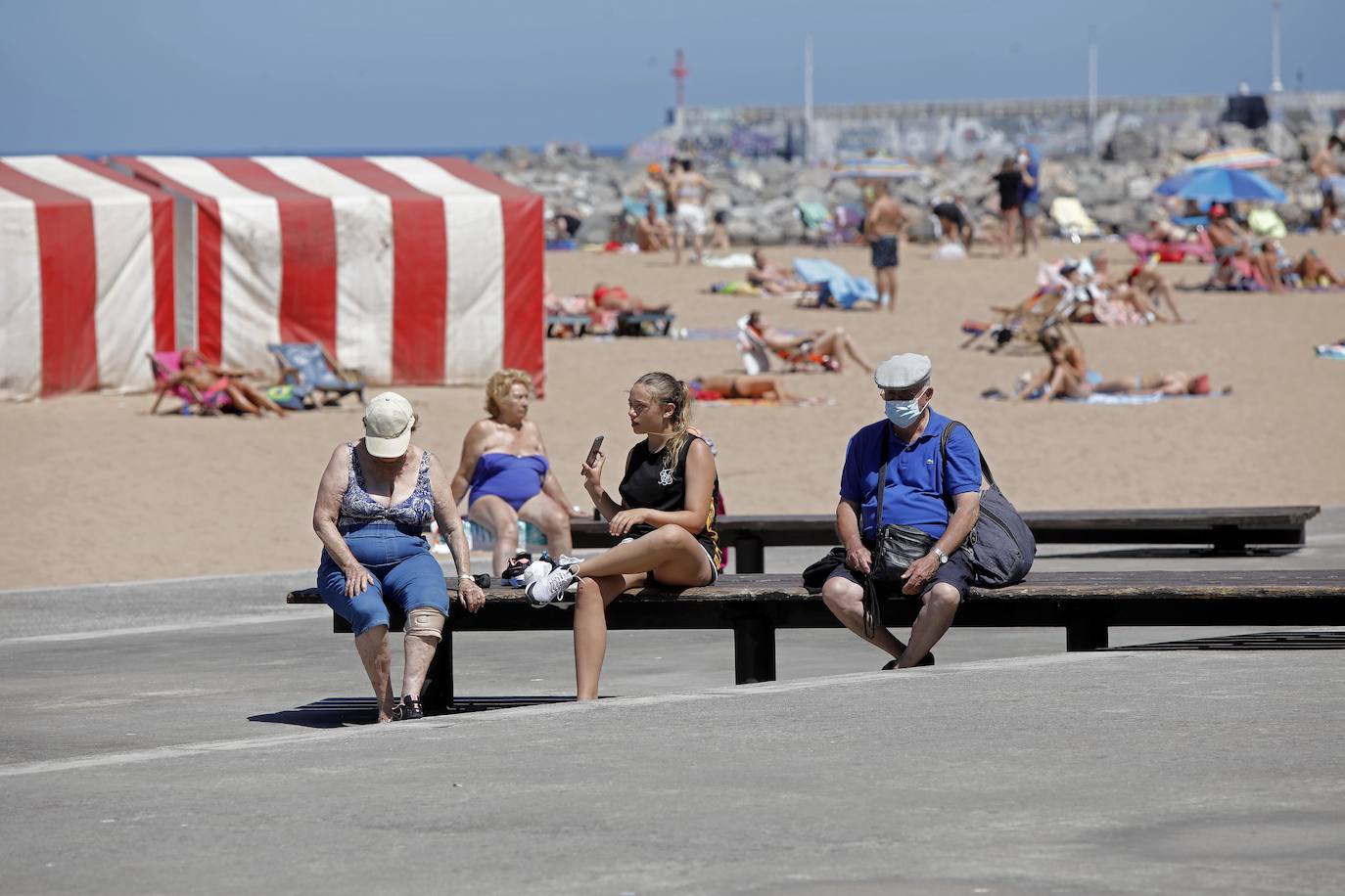 El Principado está viviendo una jornada calurosa, con temperaturas que han alcanzado los 30 grados y los asturianos tratan de refrescarse, ya sea en las playas o en el interior de la región. 