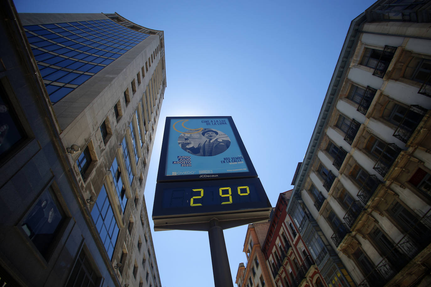 El Principado está viviendo una jornada calurosa, con temperaturas que han alcanzado los 30 grados y los asturianos tratan de refrescarse, ya sea en las playas o en el interior de la región. 