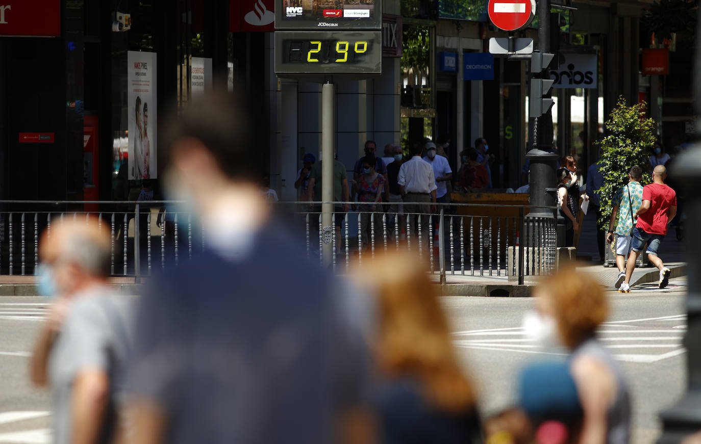 El Principado está viviendo una jornada calurosa, con temperaturas que han alcanzado los 30 grados y los asturianos tratan de refrescarse, ya sea en las playas o en el interior de la región. 