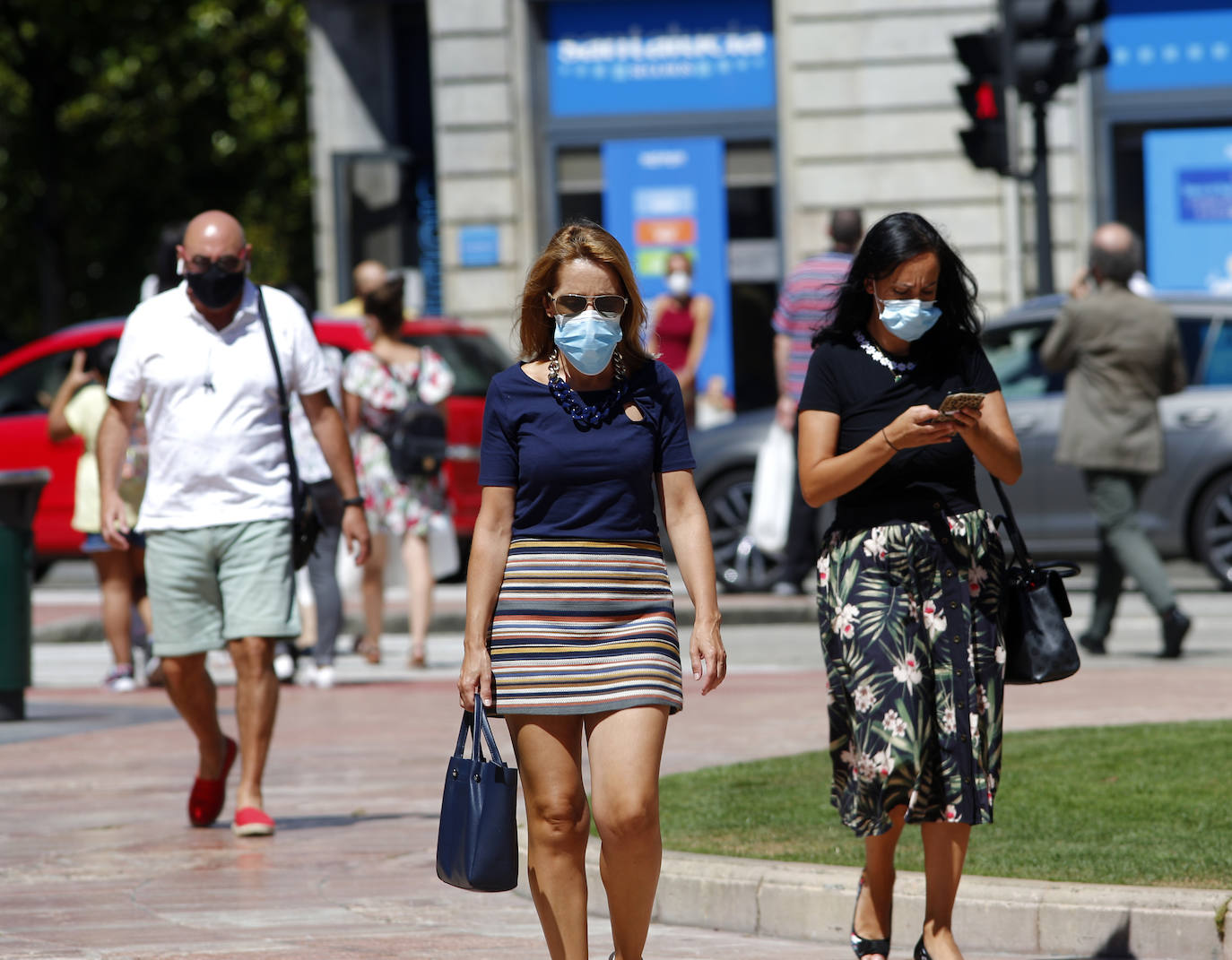 El Principado está viviendo una jornada calurosa, con temperaturas que han alcanzado los 30 grados y los asturianos tratan de refrescarse, ya sea en las playas o en el interior de la región. 