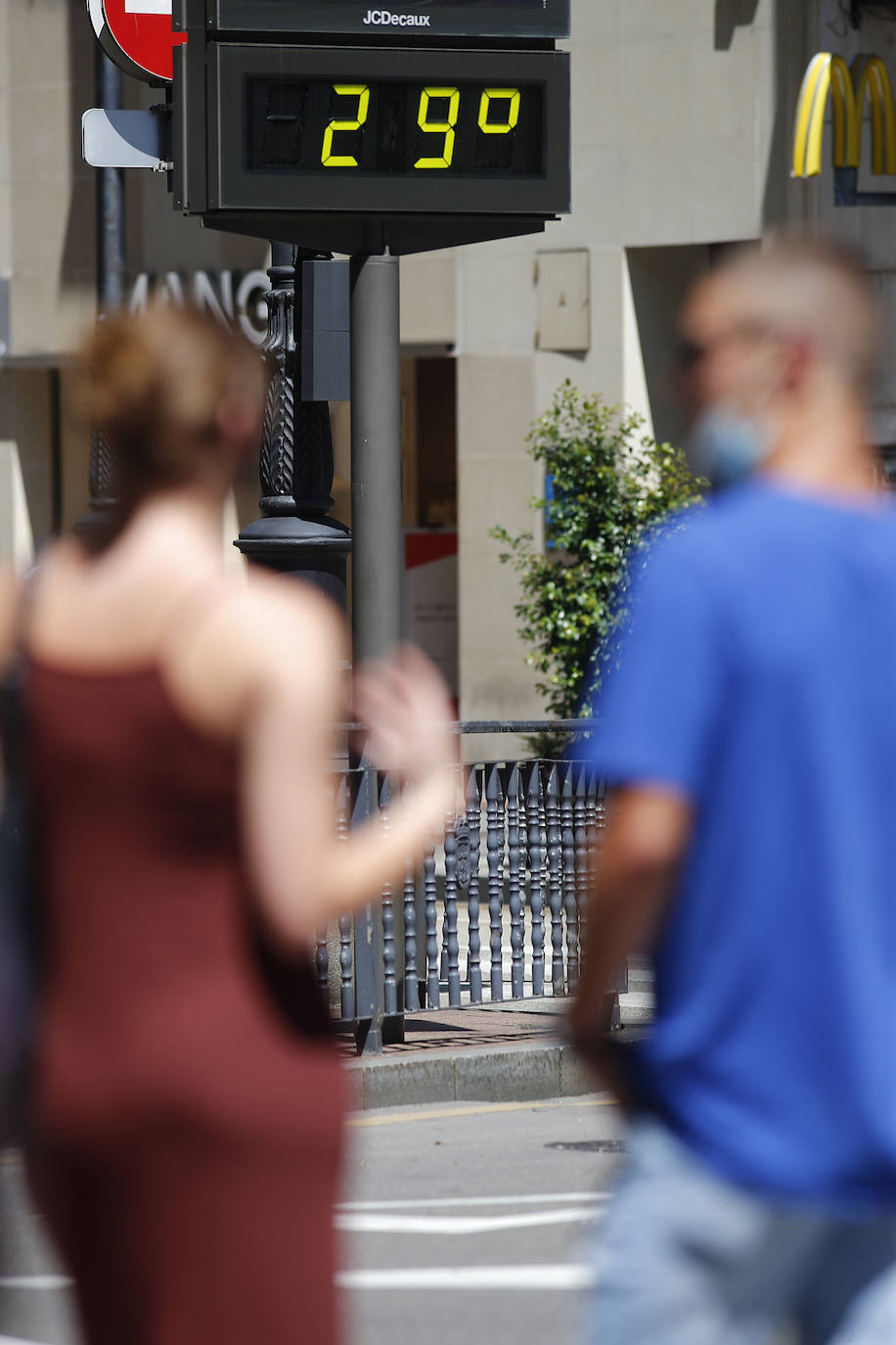 El Principado está viviendo una jornada calurosa, con temperaturas que han alcanzado los 30 grados y los asturianos tratan de refrescarse, ya sea en las playas o en el interior de la región. 