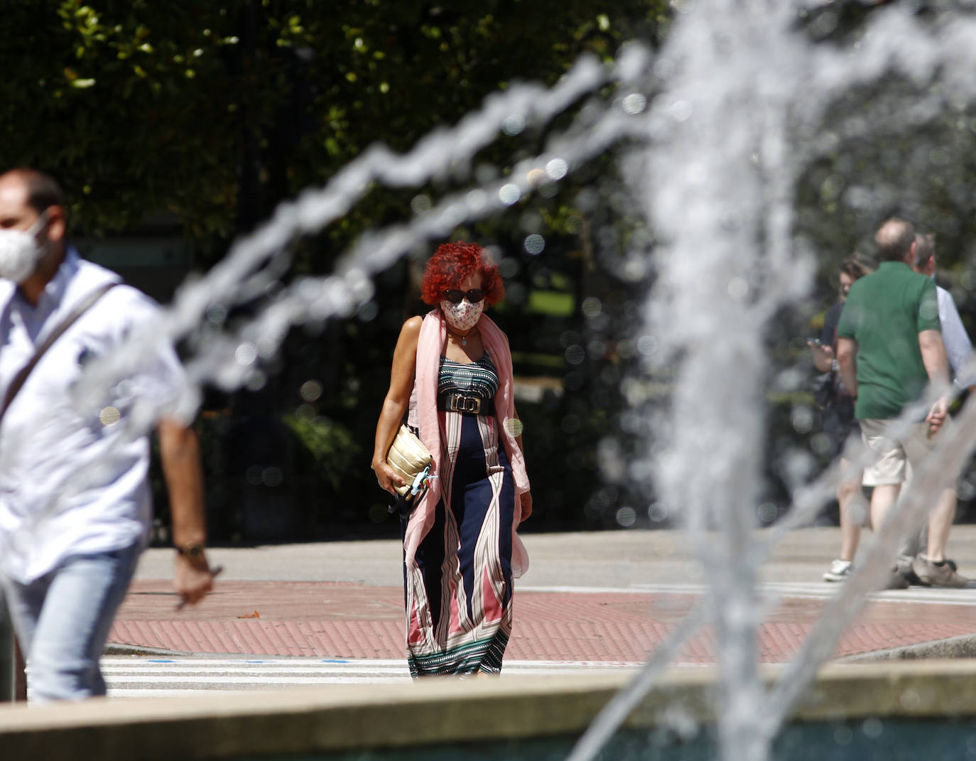 El Principado está viviendo una jornada calurosa, con temperaturas que han alcanzado los 30 grados y los asturianos tratan de refrescarse, ya sea en las playas o en el interior de la región. 