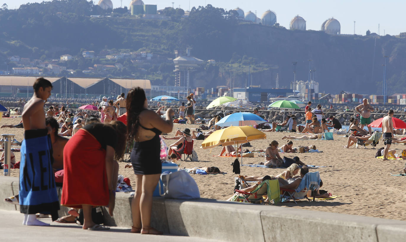 El Principado está viviendo una jornada calurosa, con temperaturas que han alcanzado los 30 grados y los asturianos tratan de refrescarse, ya sea en las playas o en el interior de la región. 