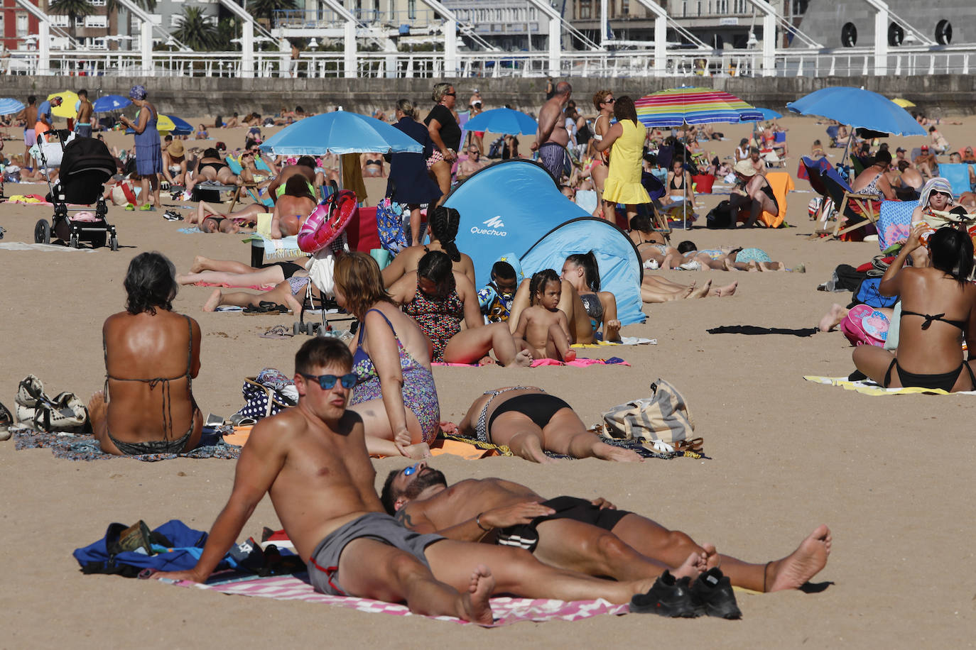 El Principado está viviendo una jornada calurosa, con temperaturas que han alcanzado los 30 grados y los asturianos tratan de refrescarse, ya sea en las playas o en el interior de la región. 