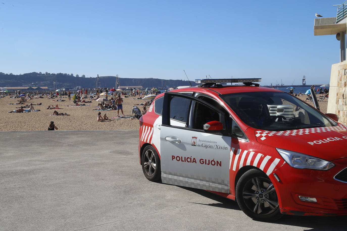 El Principado está viviendo una jornada calurosa, con temperaturas que han alcanzado los 30 grados y los asturianos tratan de refrescarse, ya sea en las playas o en el interior de la región. 