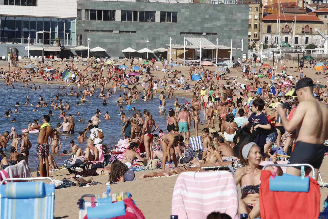 El Principado está viviendo una jornada calurosa, con temperaturas que han alcanzado los 30 grados y los asturianos tratan de refrescarse, ya sea en las playas o en el interior de la región. 