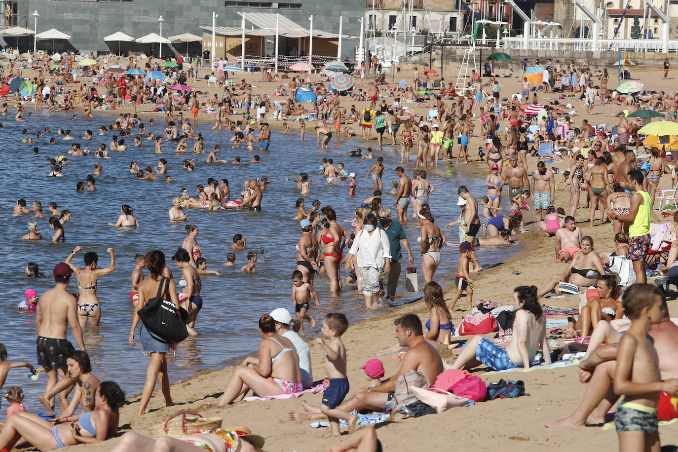 El Principado está viviendo una jornada calurosa, con temperaturas que han alcanzado los 30 grados y los asturianos tratan de refrescarse, ya sea en las playas o en el interior de la región. 