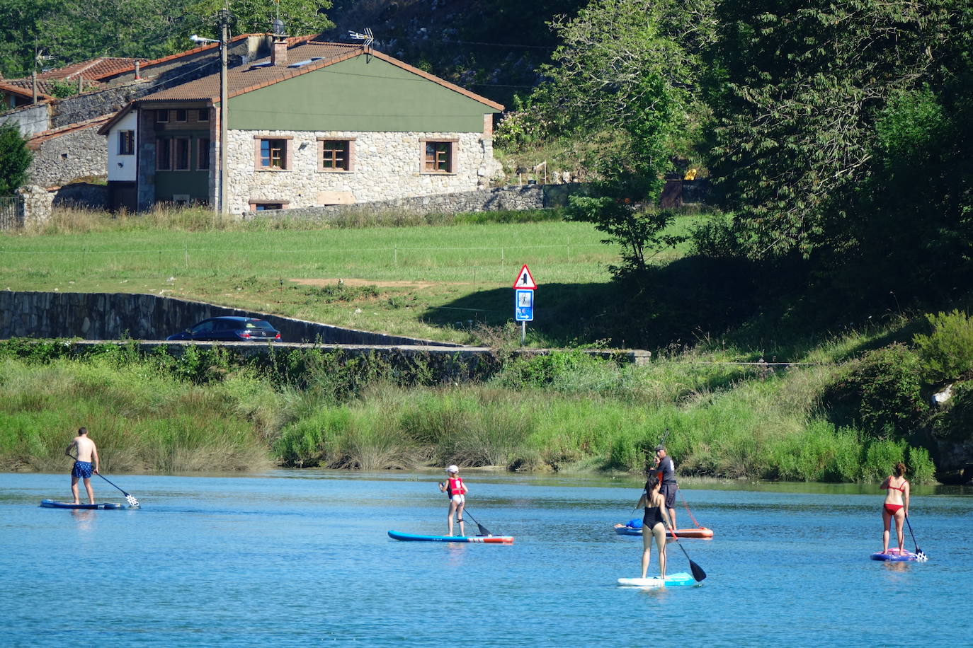 El Principado está viviendo una jornada calurosa, con temperaturas que han alcanzado los 30 grados y los asturianos tratan de refrescarse, ya sea en las playas o en el interior de la región. 