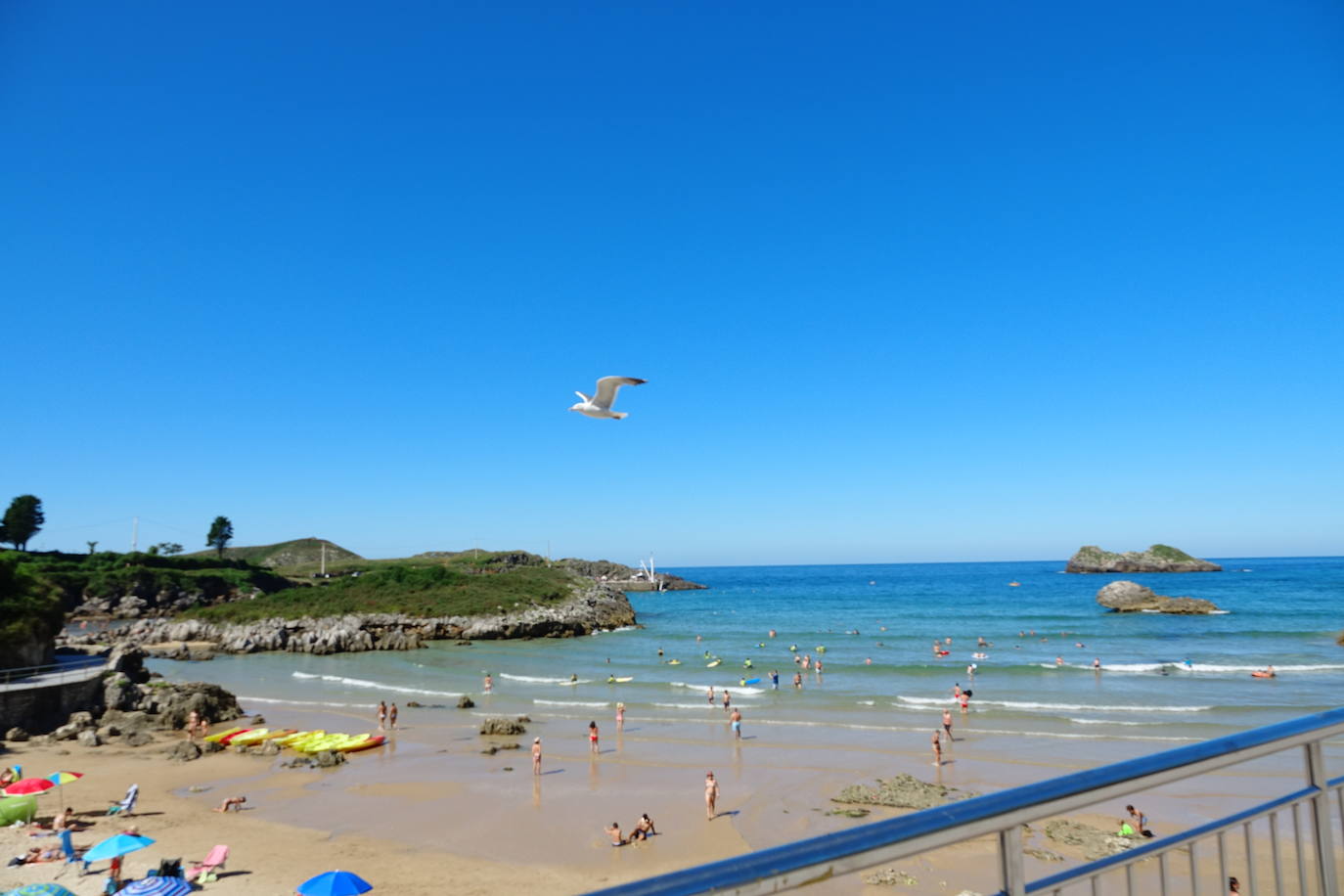 El Principado está viviendo una jornada calurosa, con temperaturas que han alcanzado los 30 grados y los asturianos tratan de refrescarse, ya sea en las playas o en el interior de la región. 