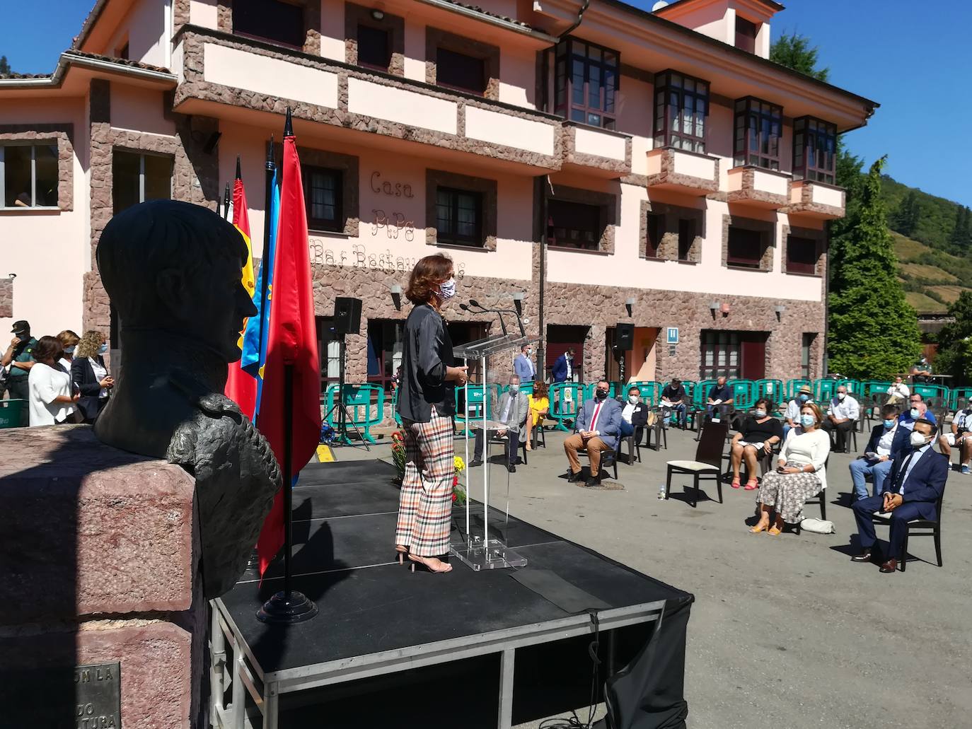 La vicepresidenta primera del Gobierno, Carmen Calvo, ha participado este miércoles en el acto de conmemoración del bicentenario del pronunciamiento militar de Rafael del Riego, celebrado en Tuña, localidad natal del general. Calvo también se ha encontrado con el presidente del Principado, Adrián Barbón, y ha visitado el Museo de Bellas Artes. 