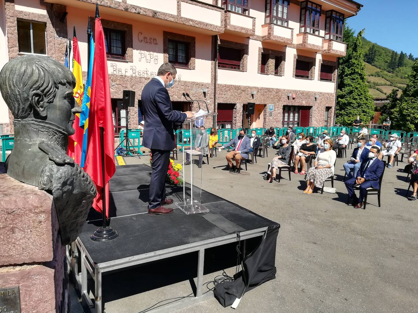 La vicepresidenta primera del Gobierno, Carmen Calvo, ha participado este miércoles en el acto de conmemoración del bicentenario del pronunciamiento militar de Rafael del Riego, celebrado en Tuña, localidad natal del general. Calvo también se ha encontrado con el presidente del Principado, Adrián Barbón, y ha visitado el Museo de Bellas Artes. 