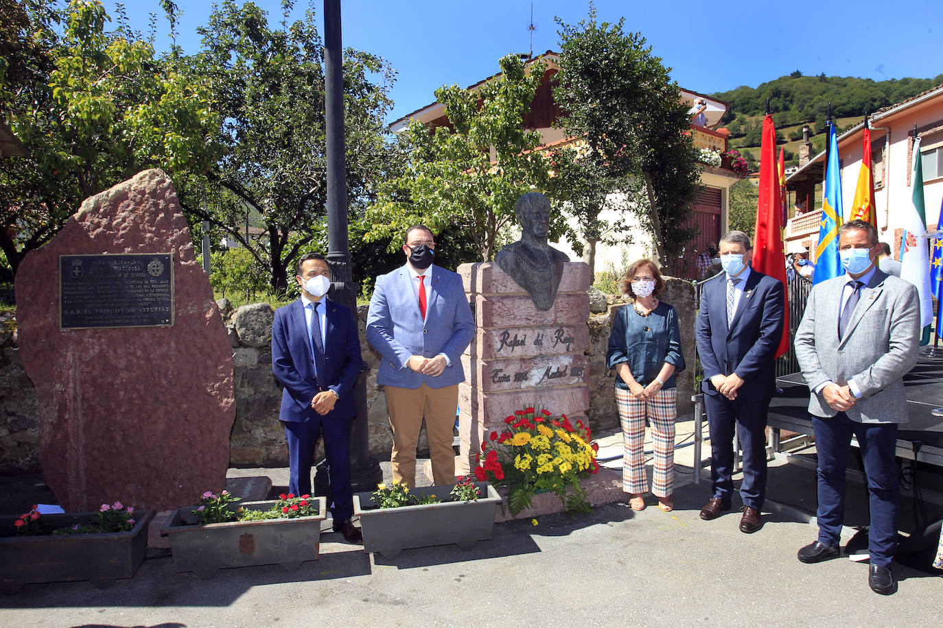La vicepresidenta primera del Gobierno, Carmen Calvo, ha participado este miércoles en el acto de conmemoración del bicentenario del pronunciamiento militar de Rafael del Riego, celebrado en Tuña, localidad natal del general. Calvo también se ha encontrado con el presidente del Principado, Adrián Barbón, y ha visitado el Museo de Bellas Artes. 