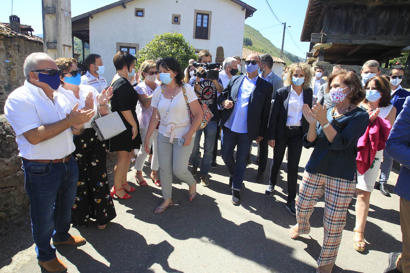 La vicepresidenta primera del Gobierno, Carmen Calvo, ha participado este miércoles en el acto de conmemoración del bicentenario del pronunciamiento militar de Rafael del Riego, celebrado en Tuña, localidad natal del general. Calvo también se ha encontrado con el presidente del Principado, Adrián Barbón, y ha visitado el Museo de Bellas Artes. 