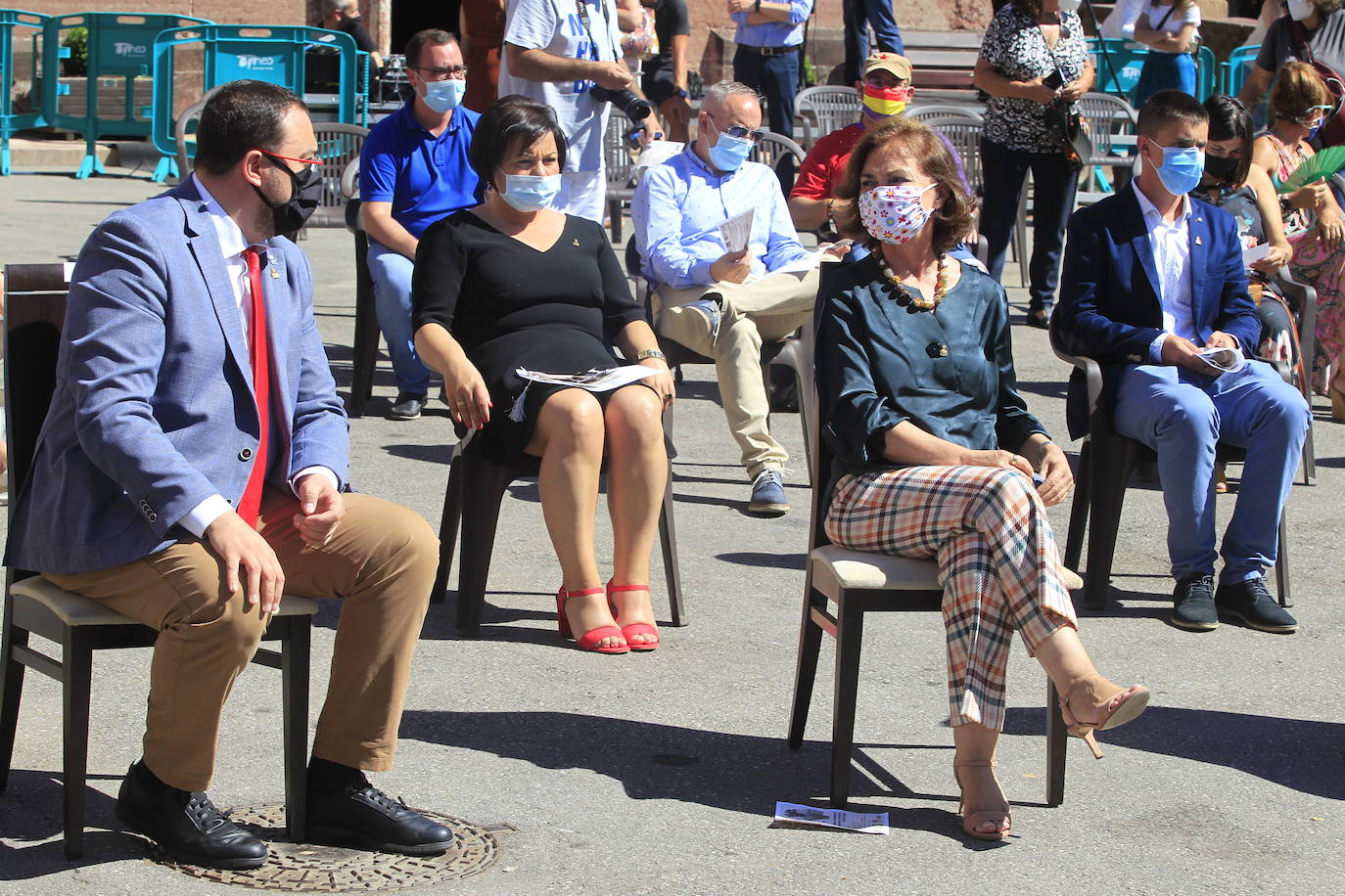 La vicepresidenta primera del Gobierno, Carmen Calvo, ha participado este miércoles en el acto de conmemoración del bicentenario del pronunciamiento militar de Rafael del Riego, celebrado en Tuña, localidad natal del general. Calvo también se ha encontrado con el presidente del Principado, Adrián Barbón, y ha visitado el Museo de Bellas Artes. 
