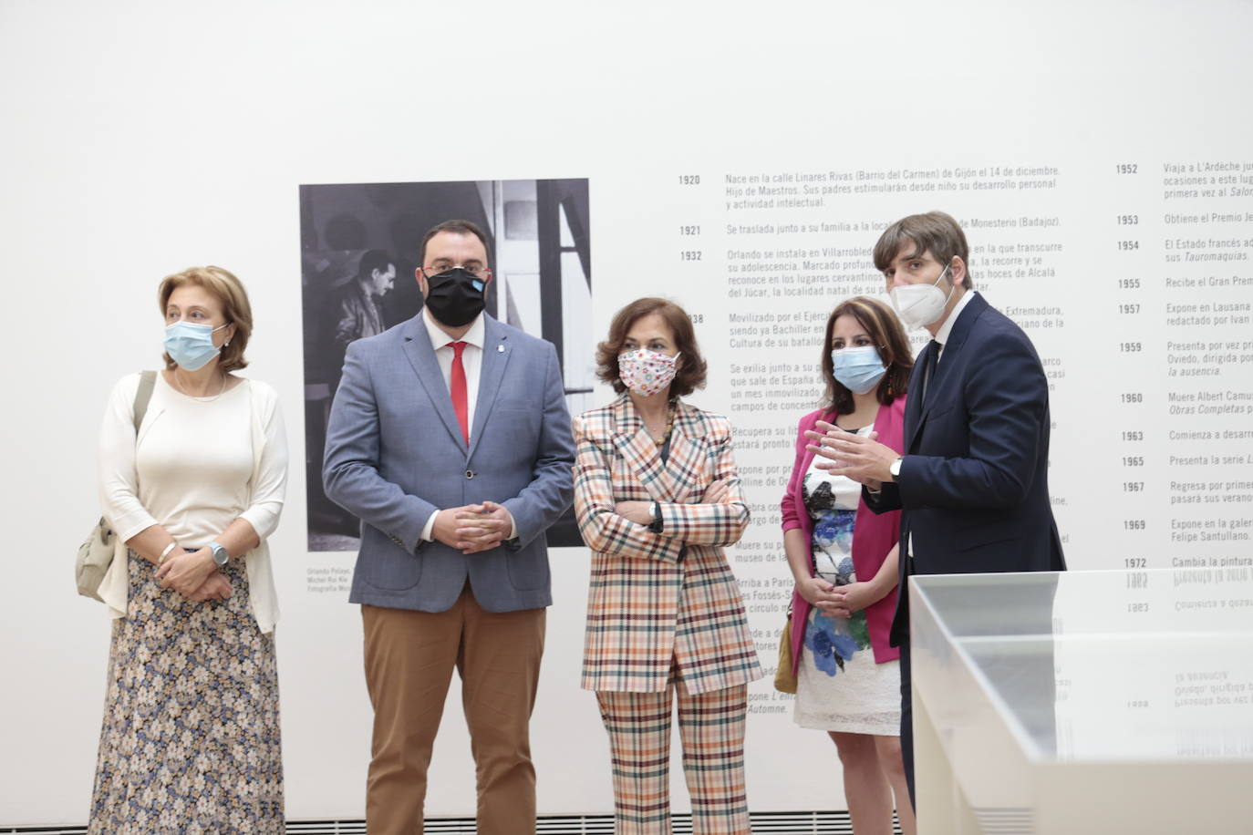 La vicepresidenta primera del Gobierno, Carmen Calvo, ha participado este miércoles en el acto de conmemoración del bicentenario del pronunciamiento militar de Rafael del Riego, celebrado en Tuña, localidad natal del general. Calvo también se ha encontrado con el presidente del Principado, Adrián Barbón, y ha visitado el Museo de Bellas Artes. 