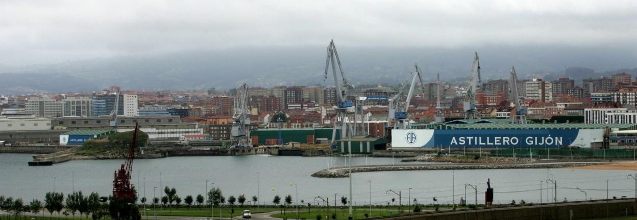 Fachada oeste de la ciudad donde están parte de las tres parcelas cuya enajenación ha iniciado el puerto. 