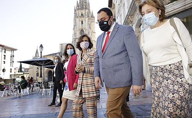 Carmen Calvo (centro), junto a Adrián Barbón y Delia Losa, este miércoles, en Oviedo.