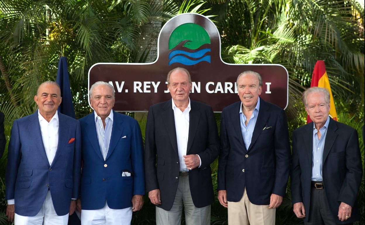 Gustavo Cisneros, Alfonso Fanjul, JuanCarlos I, Pepe Fanjul y Pepín Corripio, en la inauguración de la avenida que lleva el nombre del Rey Emérito en el complejo turístico Casa de Campo, en República Dominicana, en 2015.