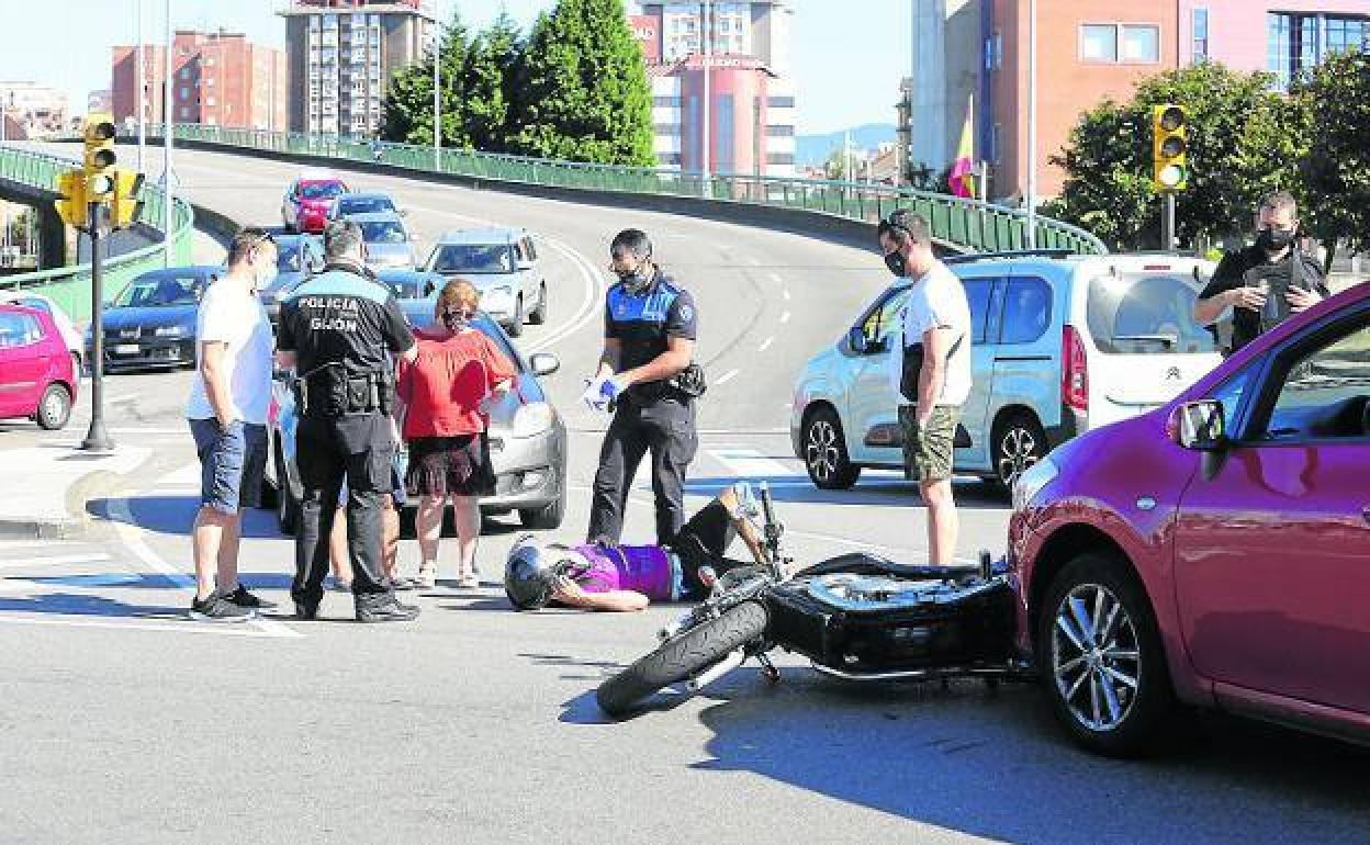 Herido un motorista tras ser embestido por un coche en Gijón