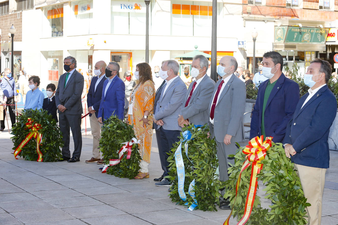 La pandemia marca el protocolo en la tradicional ofrenda al prócer gijonés, cuyo monumento ya ha sido restaurado