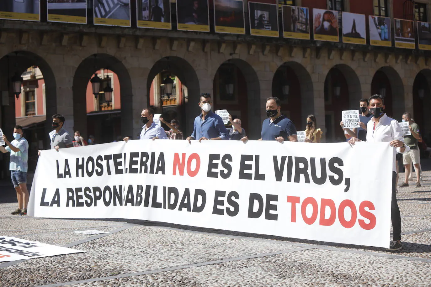 Los empresarios hosteleros se concentraron en la Plaza Mayor gijonesa como medida de protesta por las medidas impuestas por el Principado a sus establecimientos por la pandemia