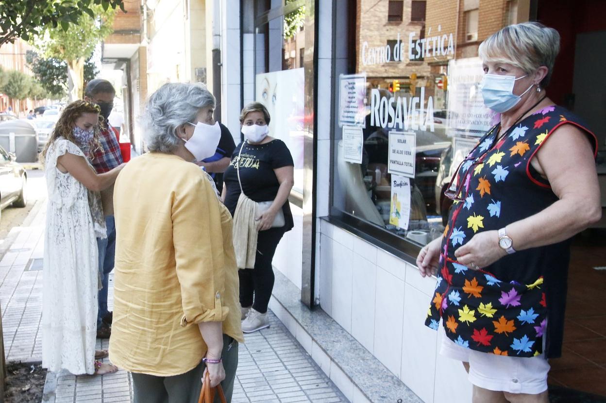 Ana González, en su ronda con los comercios de La Calzada. 