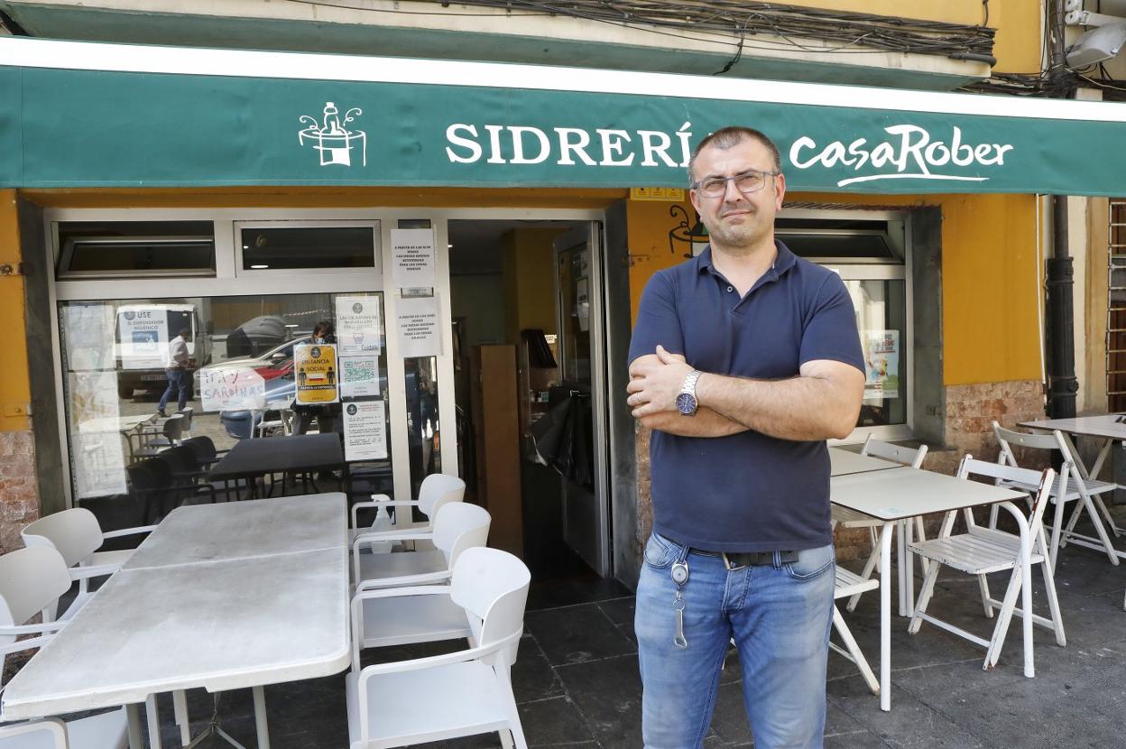 Costel Tudor, al frente de su sidrería en el barrio gijonés de Cimavilla. 