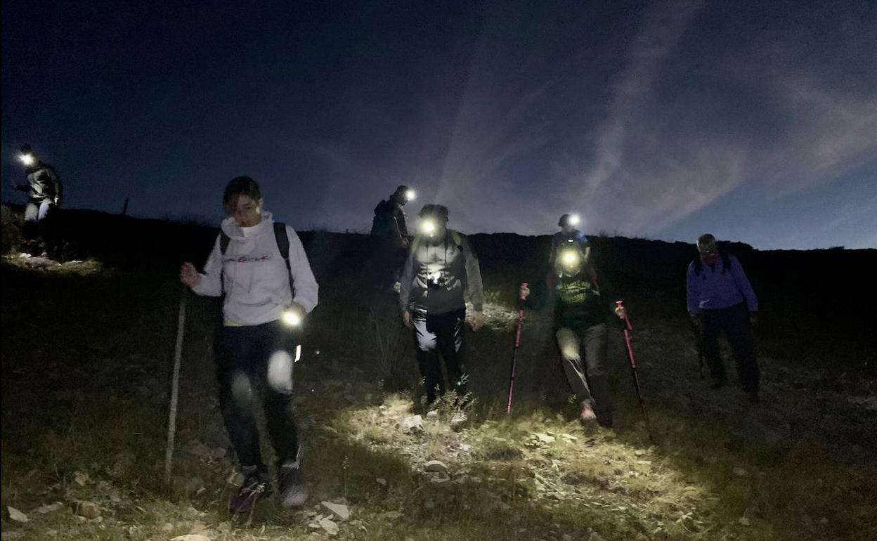 El grupo de participantes en la ruta nocturna de Fuentes de Invierno inicia el descenso desde casi 1.900 metros de altitud.