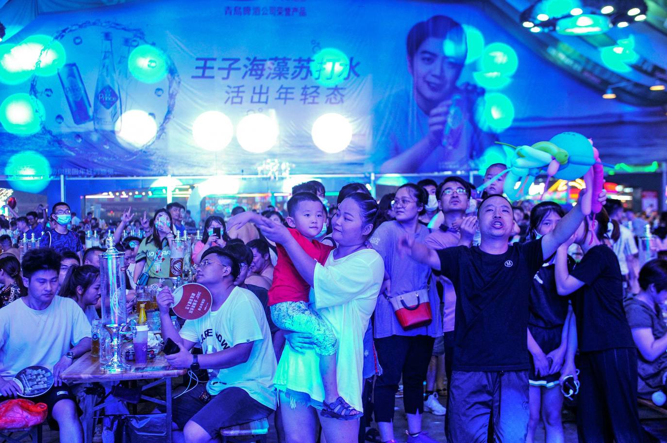 Miles de chinos han prescindido de mascarillas en el festival de cerveza Qingdao. Según la televisión estatal, se ha tratado de una oportunidad para que le gente «vuelva a la vida normal y pueda brindar»