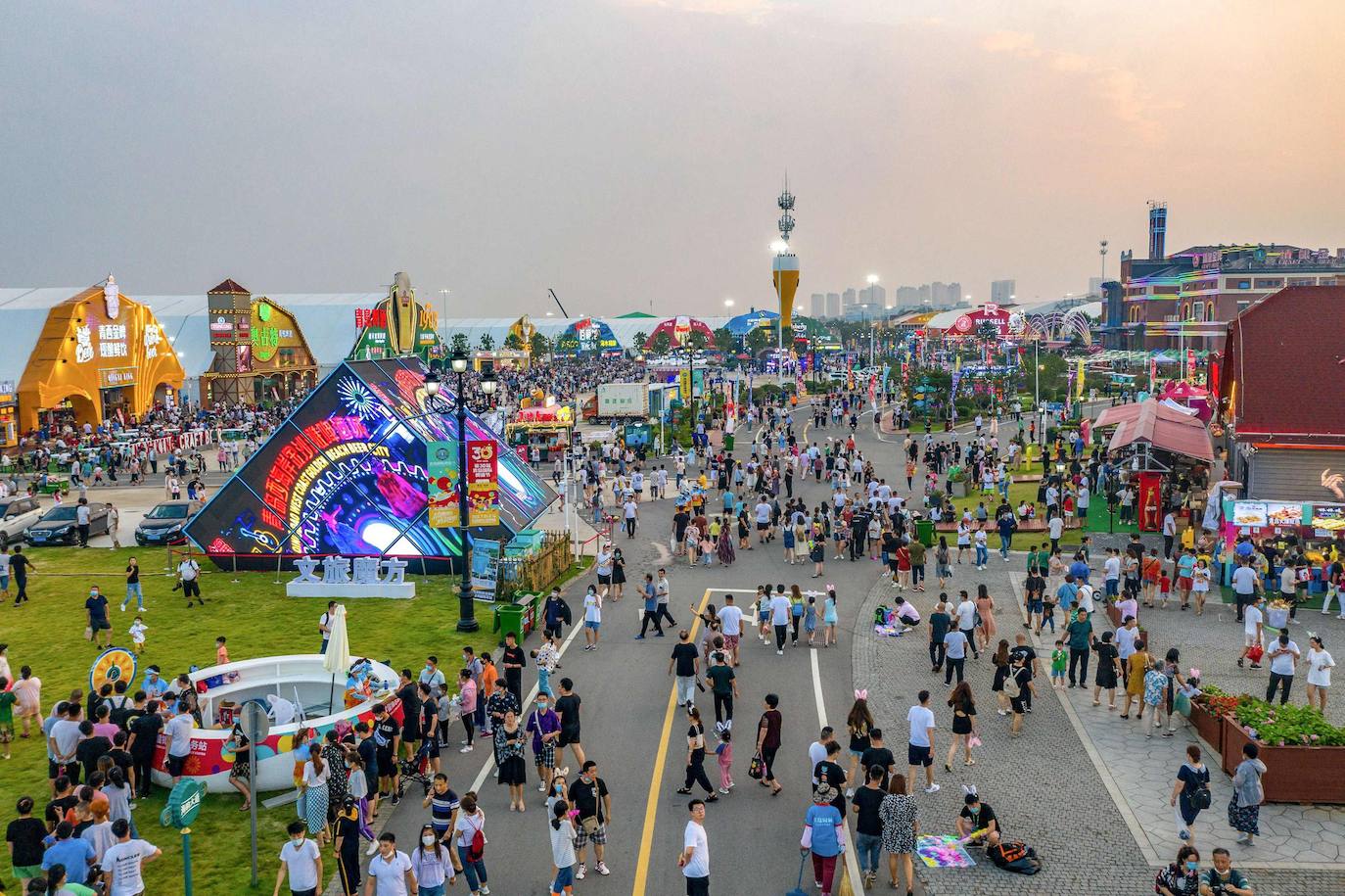 Miles de chinos han prescindido de mascarillas en el festival de cerveza Qingdao. Según la televisión estatal, se ha tratado de una oportunidad para que le gente «vuelva a la vida normal y pueda brindar»
