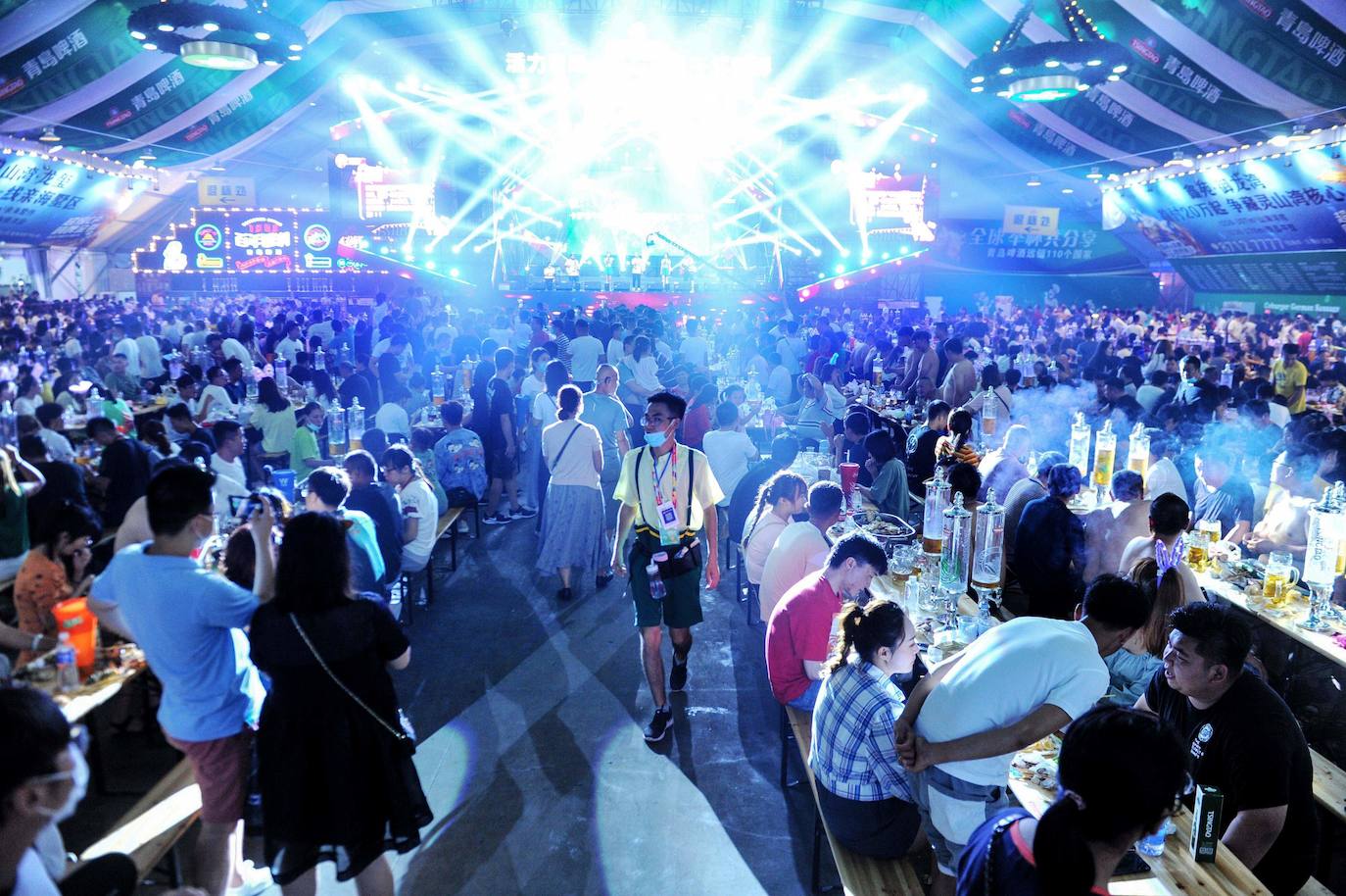 Miles de chinos han prescindido de mascarillas en el festival de cerveza Qingdao. Según la televisión estatal, se ha tratado de una oportunidad para que le gente «vuelva a la vida normal y pueda brindar»