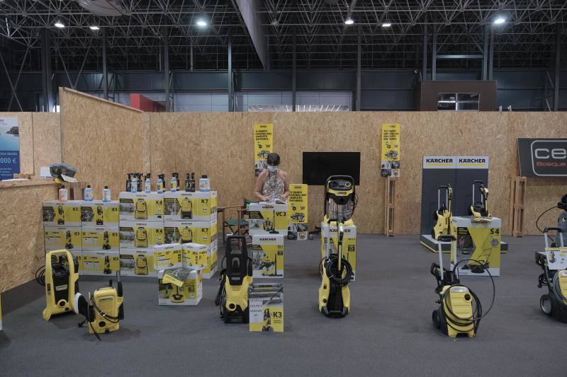 El recinto ferial Luis Adaro, en Gijón, acoge el Salón del Hogar entre el 7 y el 11 de agosto, cinco días en los que los visitantes podrán aprovechar las ofertas en mobiliario, colchones, decoración, productos de jardinería y piscina de los 37 expositores que ocupan 72 estands. 