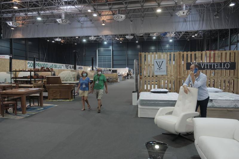 El recinto ferial Luis Adaro, en Gijón, acoge el Salón del Hogar entre el 7 y el 11 de agosto, cinco días en los que los visitantes podrán aprovechar las ofertas en mobiliario, colchones, decoración, productos de jardinería y piscina de los 37 expositores que ocupan 72 estands. 