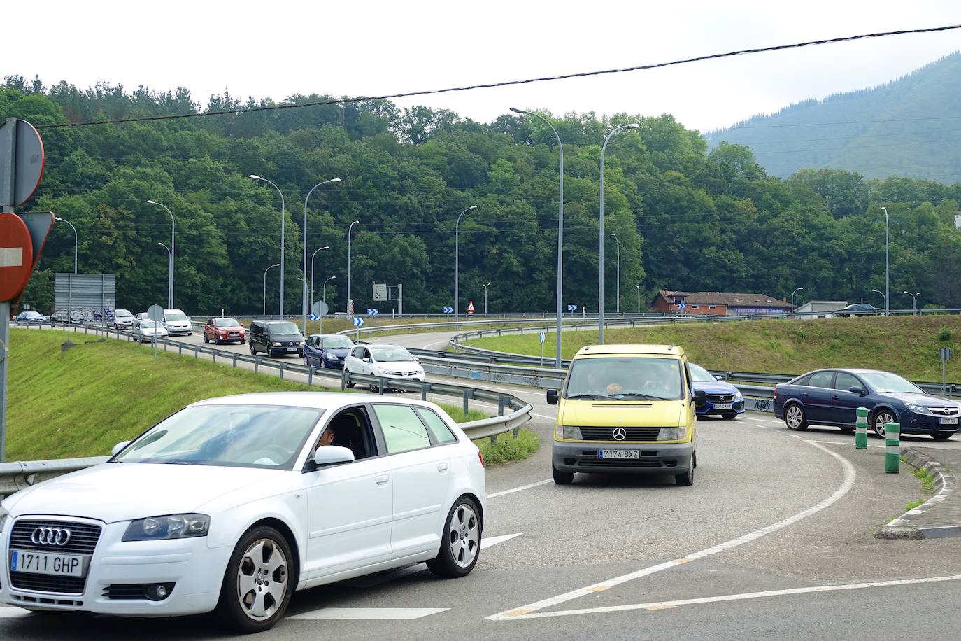 El intenso calor de este jueves da una tregua a pesar del buen tiempo en Asturias, lo que ha animado a asturianos y turistas a acudir al Sella o disfrutar de un paseo.