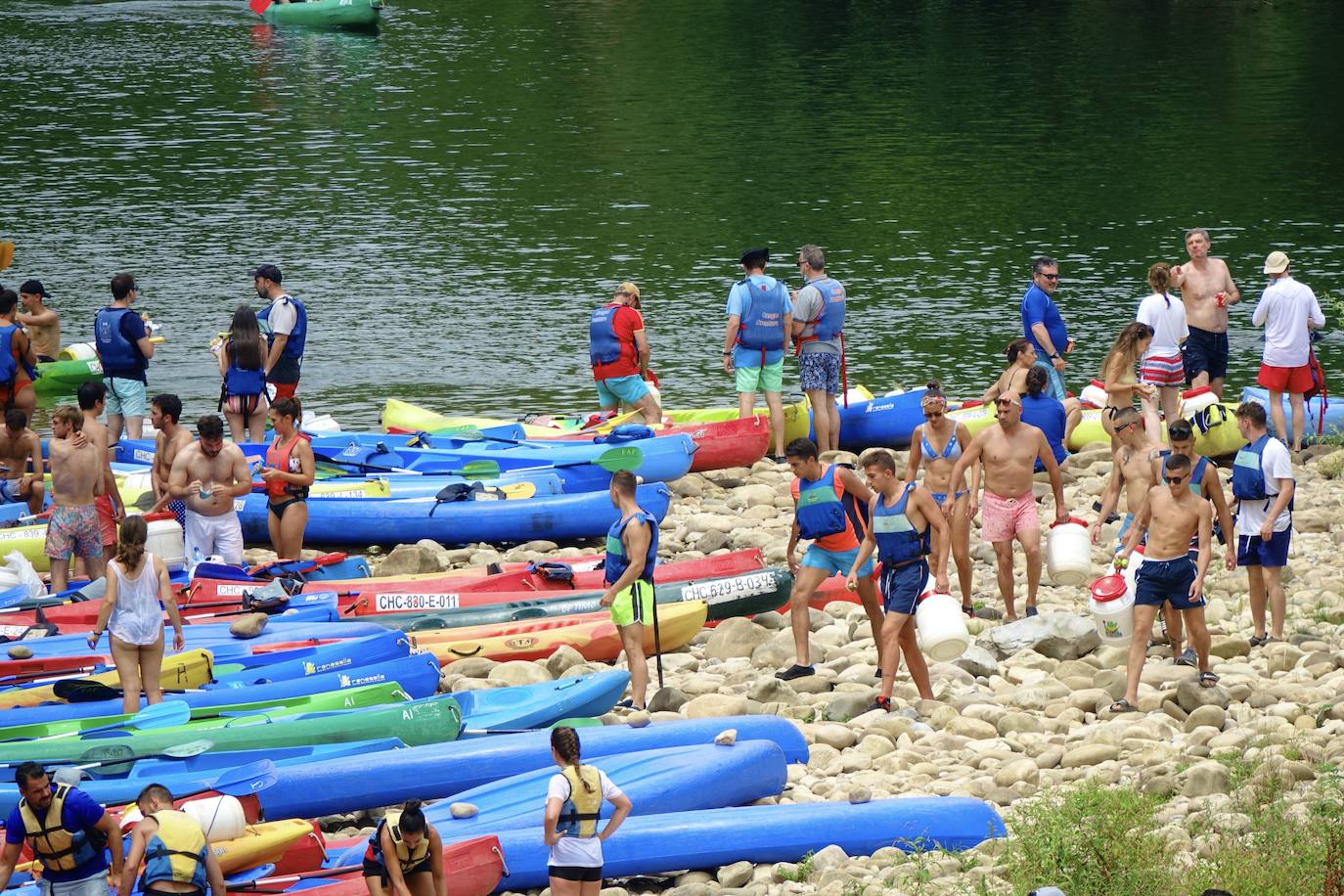 El intenso calor de este jueves da una tregua a pesar del buen tiempo en Asturias, lo que ha animado a asturianos y turistas a acudir al Sella o disfrutar de un paseo.