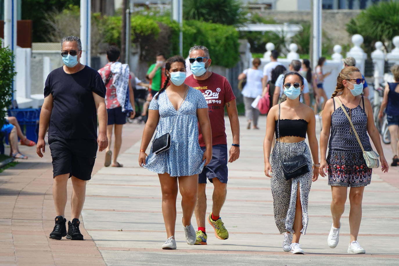 El intenso calor de este jueves da una tregua a pesar del buen tiempo en Asturias, lo que ha animado a asturianos y turistas a acudir al Sella o disfrutar de un paseo.