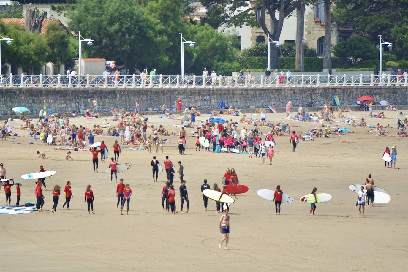 El intenso calor de este jueves da una tregua a pesar del buen tiempo en Asturias, lo que ha animado a asturianos y turistas a acudir al Sella o disfrutar de un paseo.