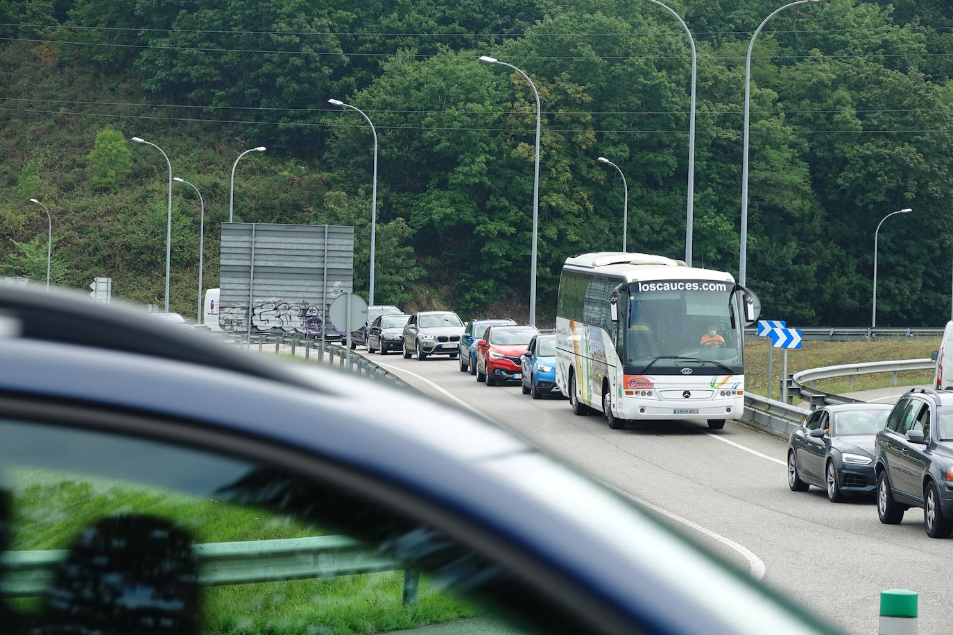 El intenso calor de este jueves da una tregua a pesar del buen tiempo en Asturias, lo que ha animado a asturianos y turistas a acudir al Sella o disfrutar de un paseo.