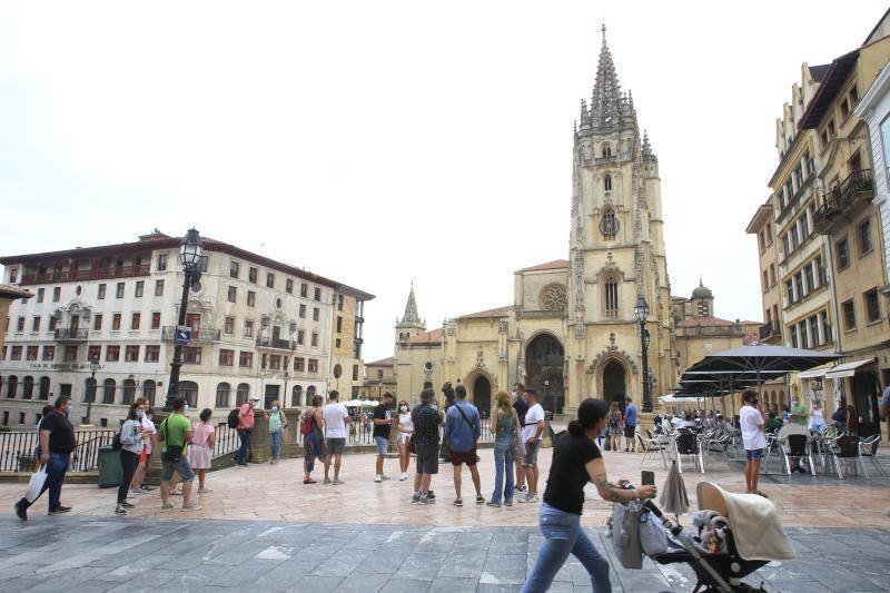 El intenso calor de este jueves da una tregua a pesar del buen tiempo en Asturias, lo que ha animado a asturianos y turistas a acudir al Sella o disfrutar de un paseo.