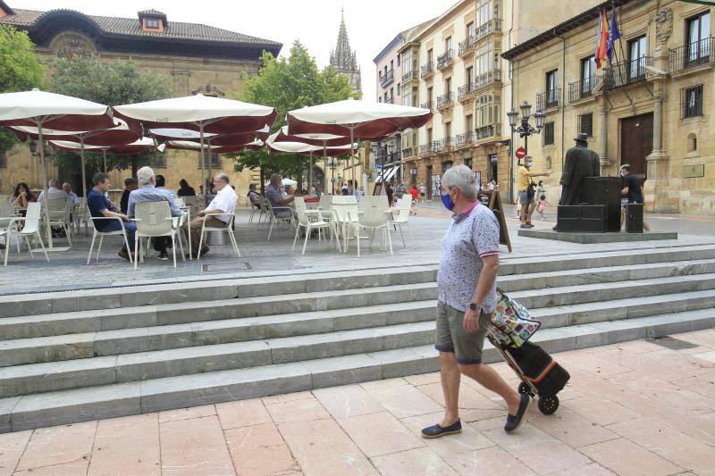 El intenso calor de este jueves da una tregua a pesar del buen tiempo en Asturias, lo que ha animado a asturianos y turistas a acudir al Sella o disfrutar de un paseo.