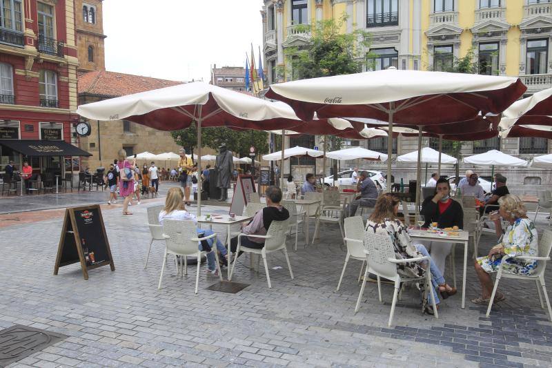 El intenso calor de este jueves da una tregua a pesar del buen tiempo en Asturias, lo que ha animado a asturianos y turistas a acudir al Sella o disfrutar de un paseo.