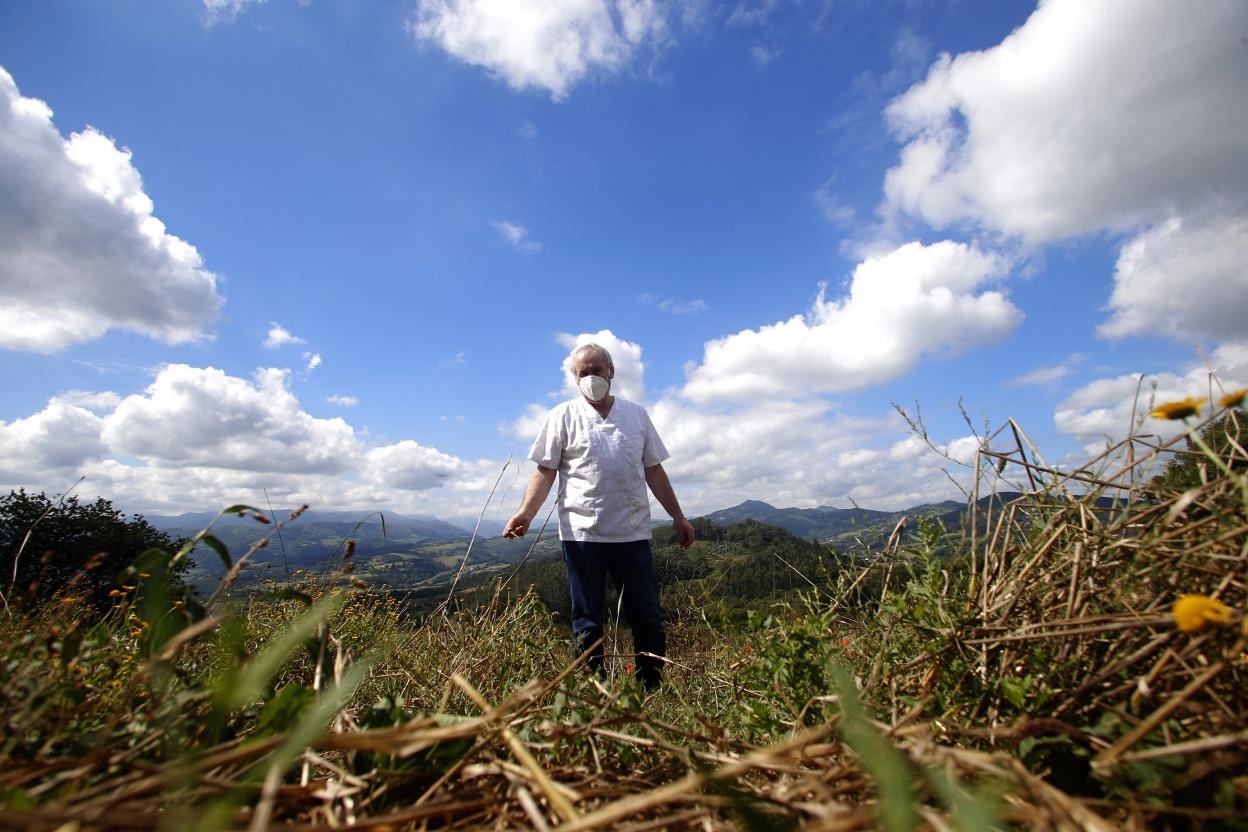 José Luis González Cañedo, en el terreno devastado. 