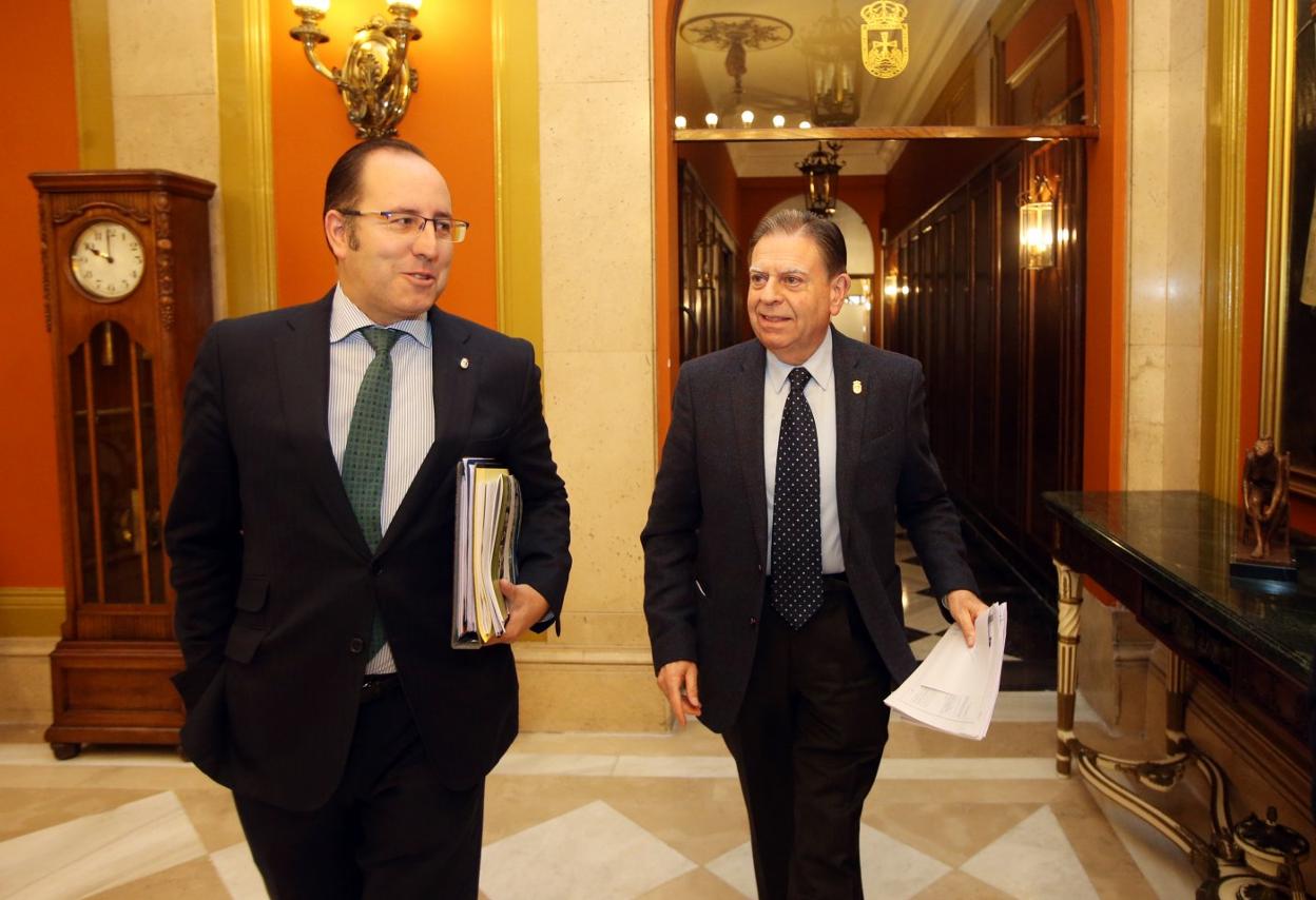 Mario Arias y Alfredo Canteli, en el Ayuntamiento de Oviedo, antes de la pandemia. 