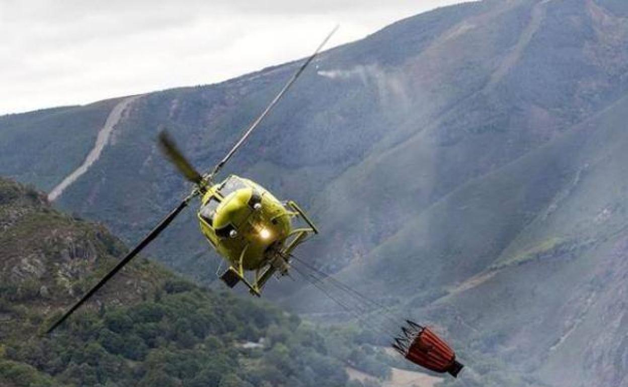 Un helicóptero, similar al desaparecido, en pleno trabajo de extinción de un incendio forestal.