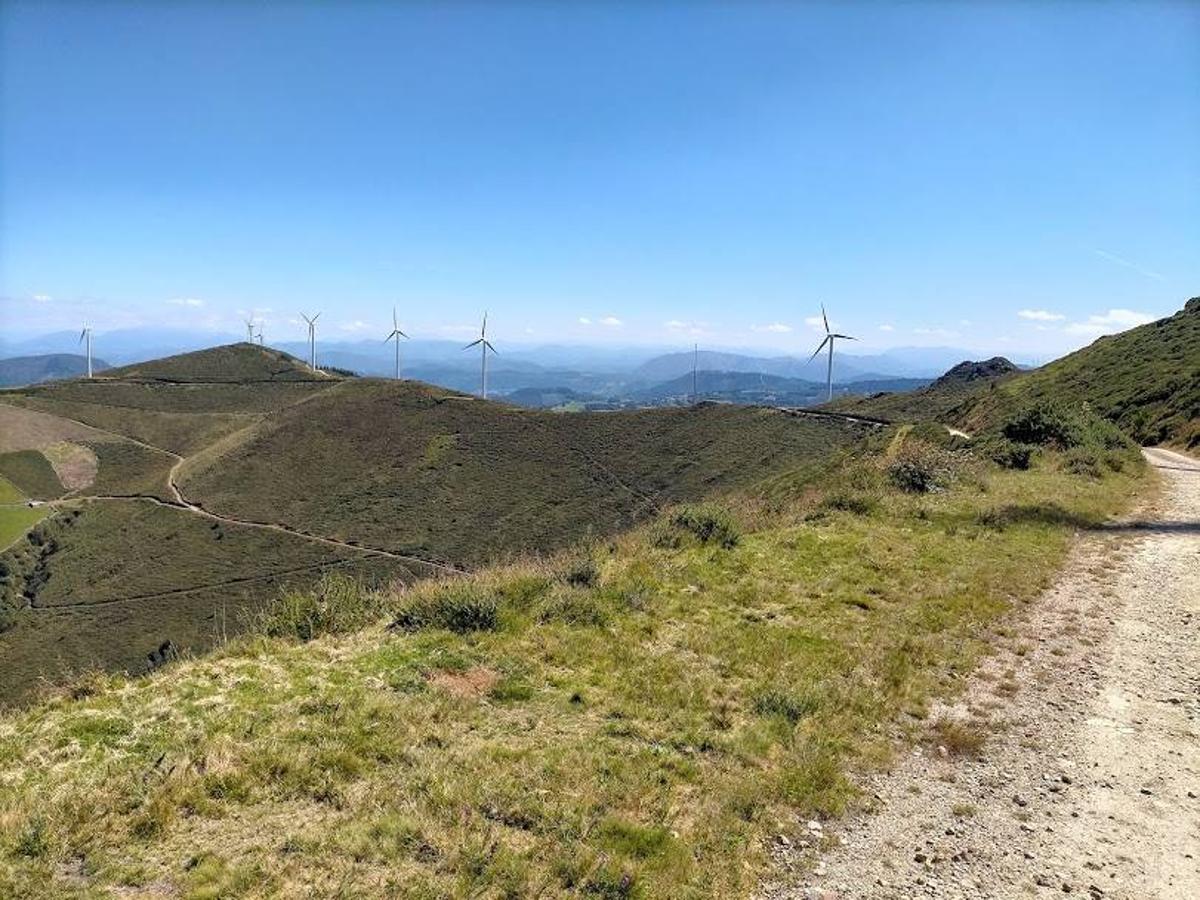 Fotos: Ruta de las Brañas Vaqueiras de Cudillero por el Parque Eólico Pumar