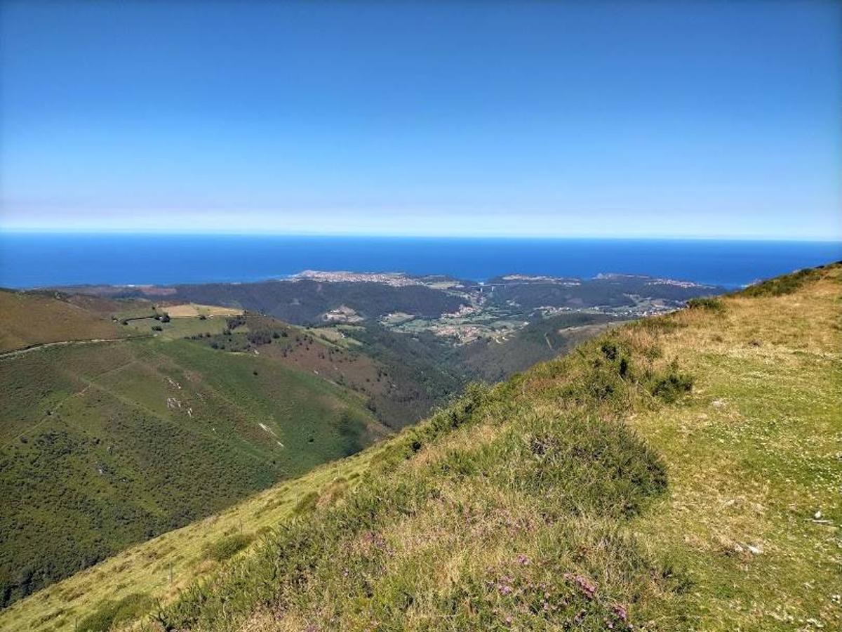 Fotos: Ruta de las Brañas Vaqueiras de Cudillero por el Parque Eólico Pumar