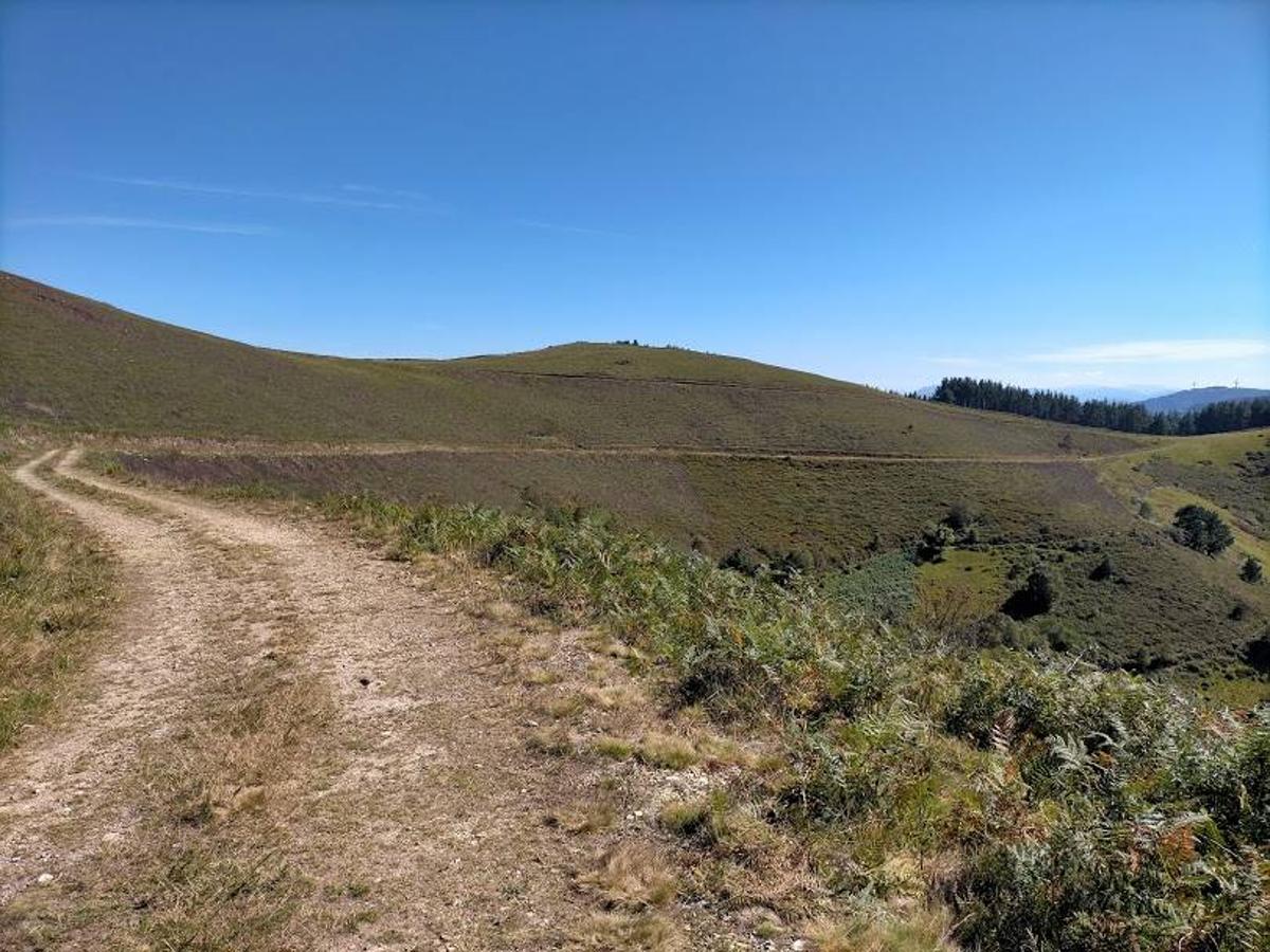 Fotos: Ruta de las Brañas Vaqueiras de Cudillero por el Parque Eólico Pumar