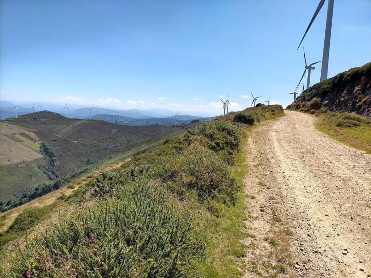 Fotos: Ruta de las Brañas Vaqueiras de Cudillero por el Parque Eólico Pumar