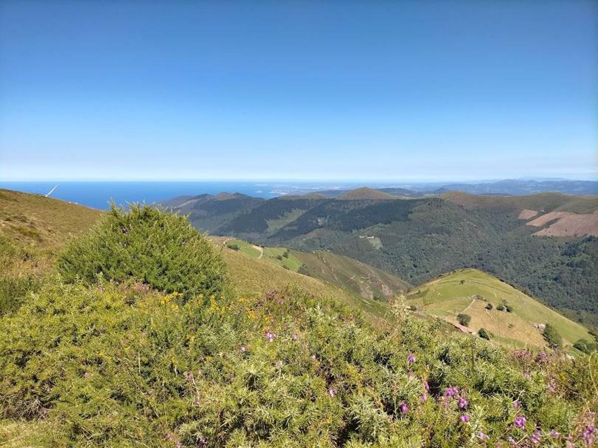 Fotos: Ruta de las Brañas Vaqueiras de Cudillero por el Parque Eólico Pumar