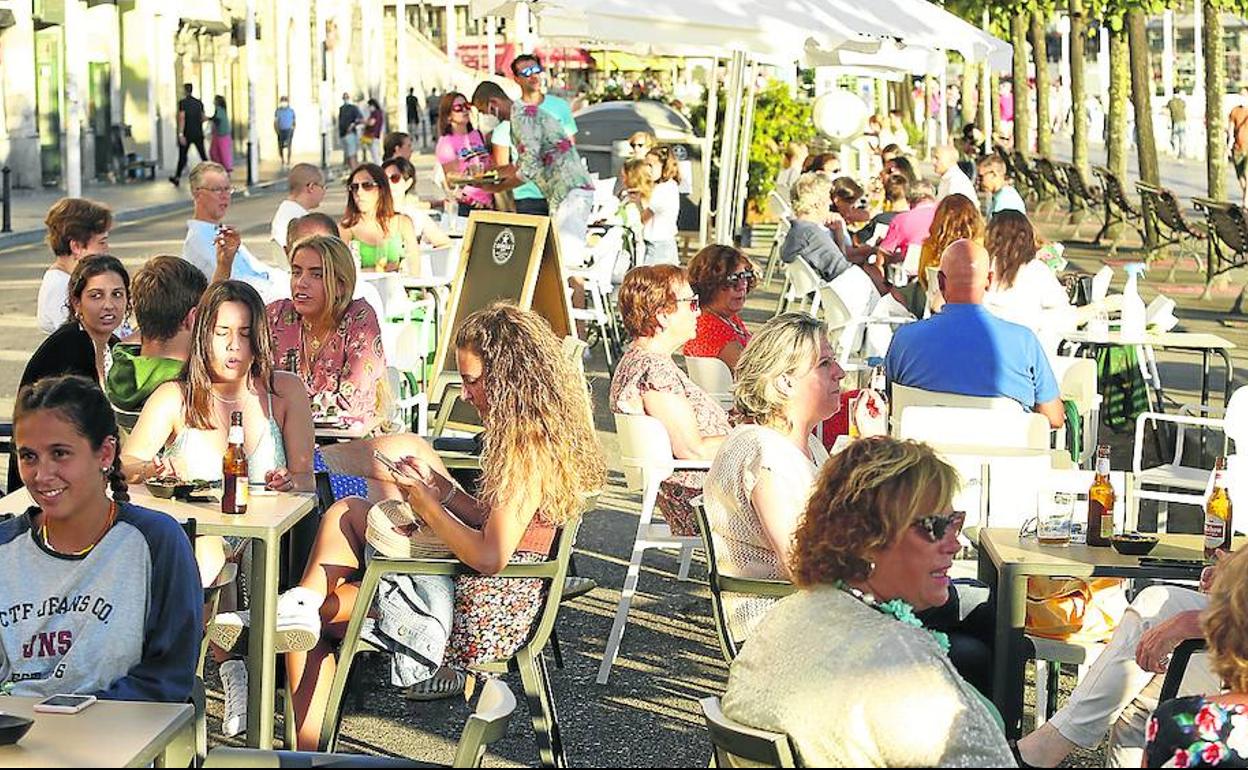 Las mesas de Claudio Alvargonzález, frente al Puerto Deportivo, se llenan cada tarde para el disfrute de los consumidores. 